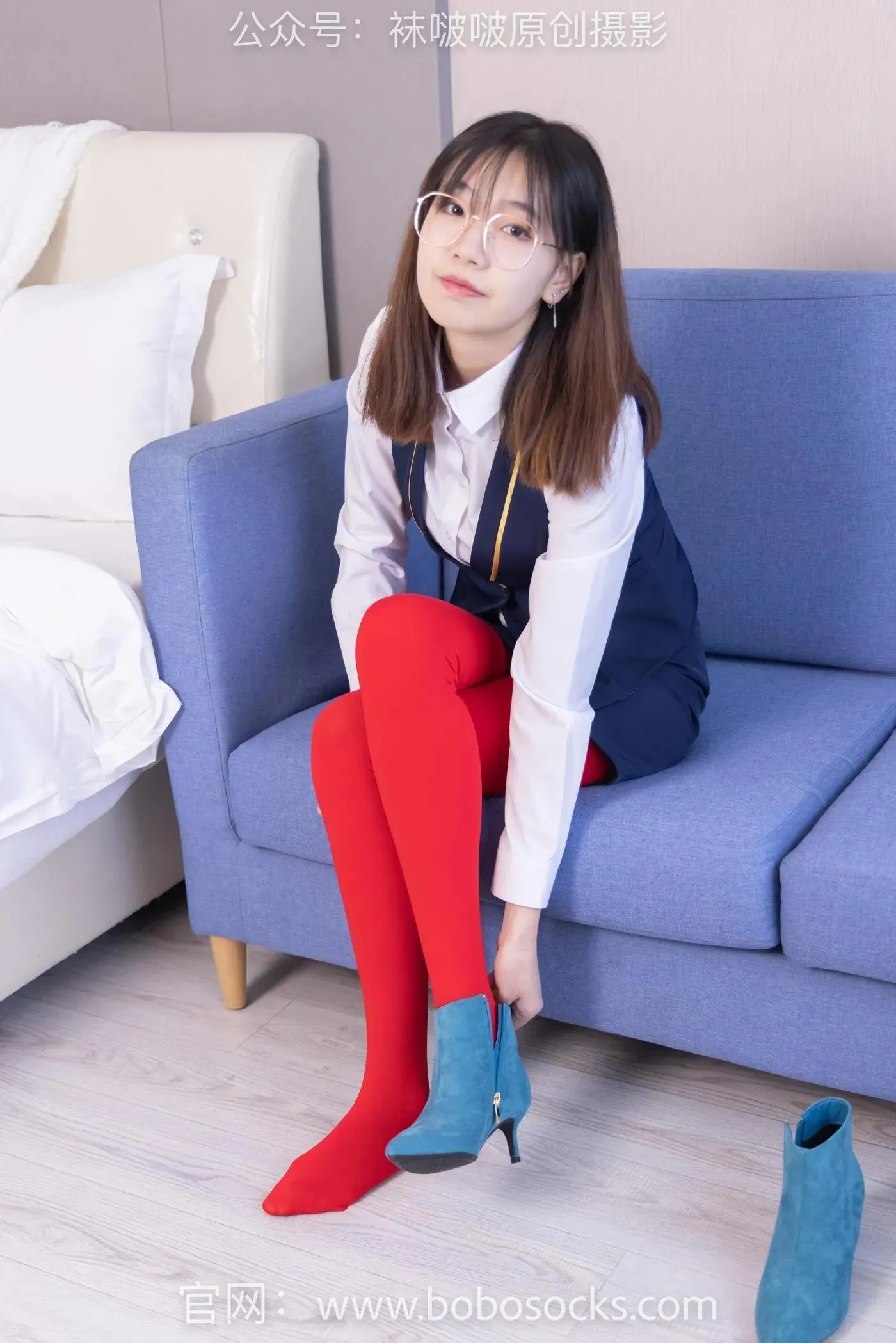 [BoBoSocks袜啵啵]NO.132 小甜豆-aj1板鞋、蓝色短靴、厚黑丝、厚红丝 [145P]插图1